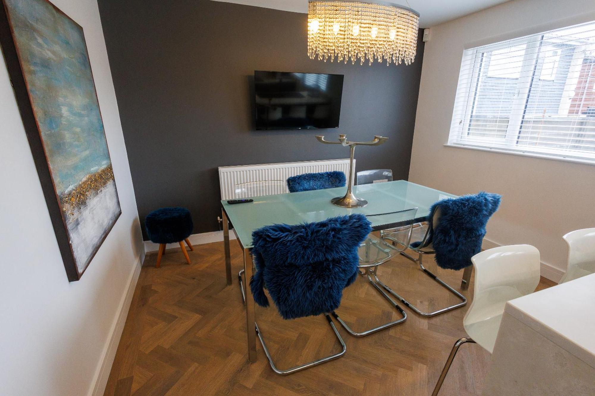 Uber Stylish 3 Bedroom Home Off Road Parking Near Town Centre And Bike Park Wales Merthyr Tydfil Buitenkant foto