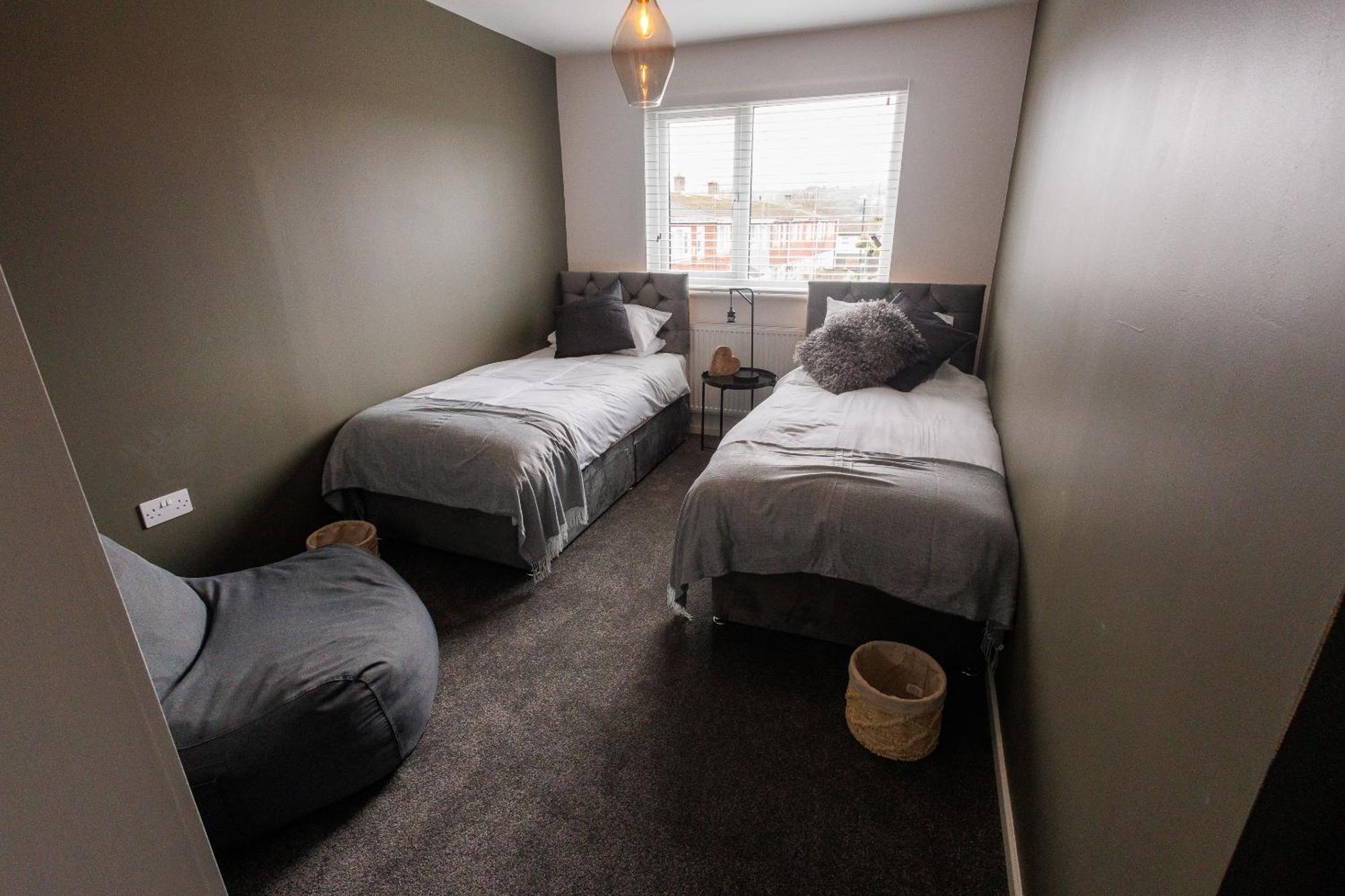 Uber Stylish 3 Bedroom Home Off Road Parking Near Town Centre And Bike Park Wales Merthyr Tydfil Buitenkant foto
