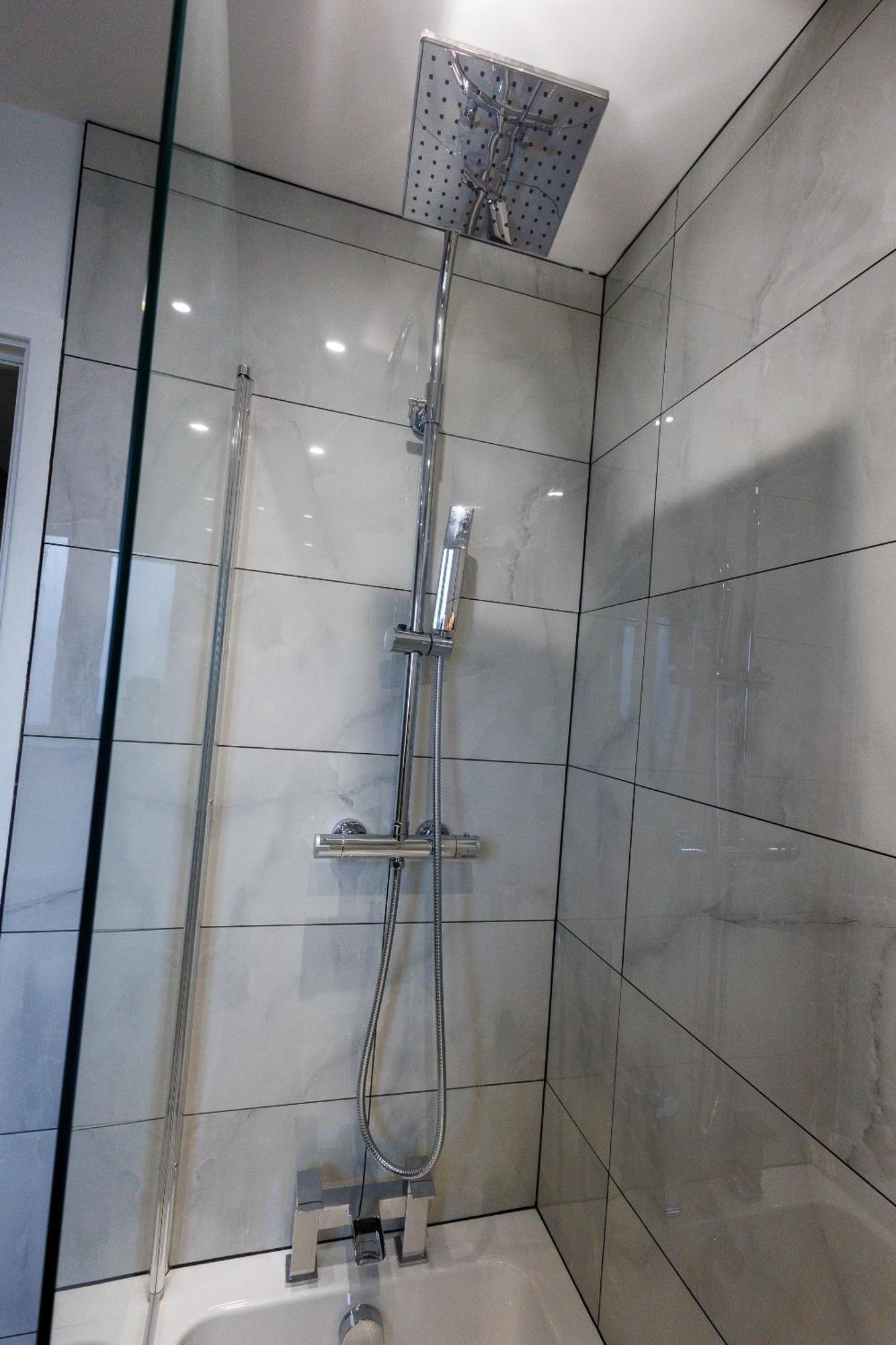 Uber Stylish 3 Bedroom Home Off Road Parking Near Town Centre And Bike Park Wales Merthyr Tydfil Buitenkant foto